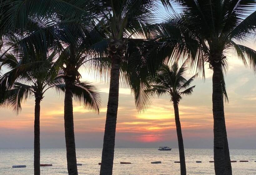 Luxurious Apartment On Jomtien Beach Road