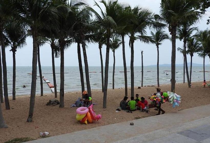 Luxurious Apartment On Jomtien Beach Road