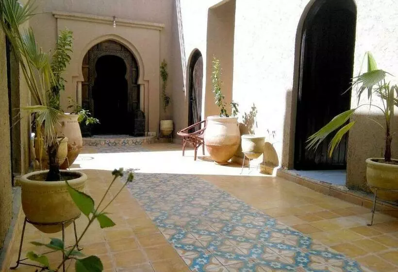 تختخواب و صبحانه Riad Amar