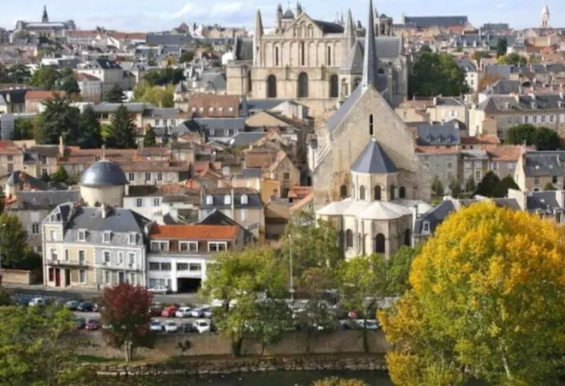• Bel Appartement   Centre Historique De Poitiers