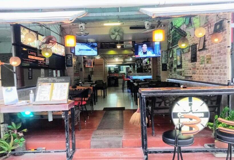 بنسيون Living Room Guesthouse & Cafe Bar