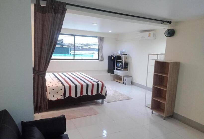 بنسيون Living Room Guesthouse & Cafe Bar