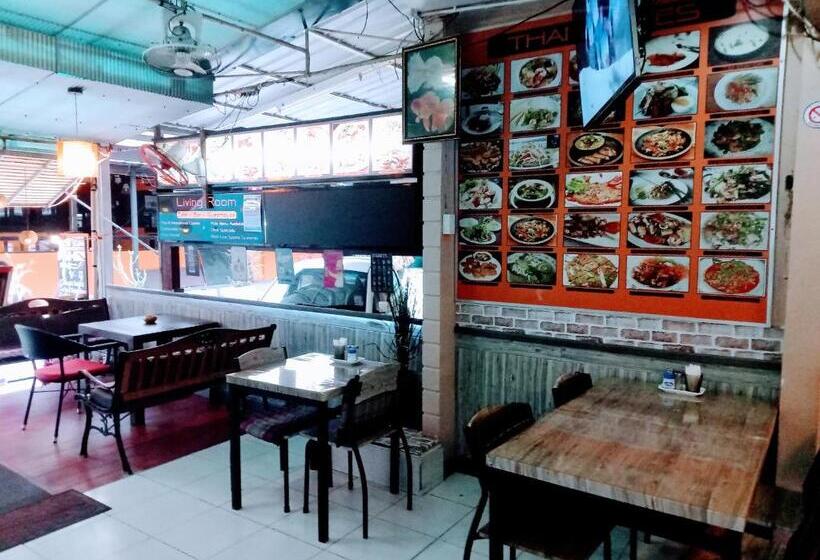 بنسيون Living Room Guesthouse & Cafe Bar