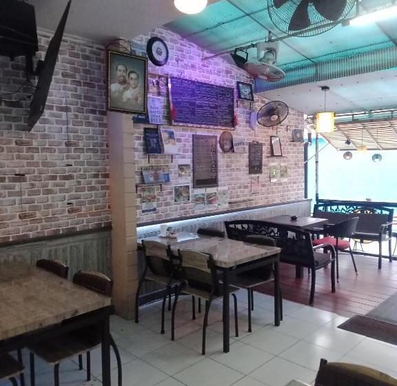 بنسيون Living Room Guesthouse & Cafe Bar