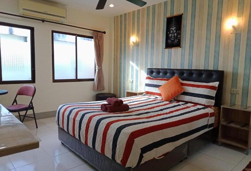 بنسيون Living Room Guesthouse & Cafe Bar