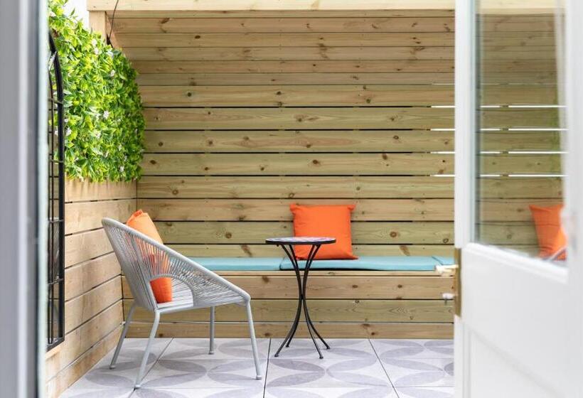 Beautiful Central 3 Bed W/roof Terrace & Parking