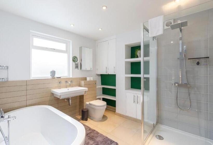 Beautiful Central 3 Bed W/roof Terrace & Parking