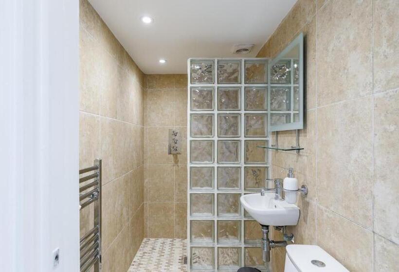 Beautiful Central 3 Bed W/roof Terrace & Parking