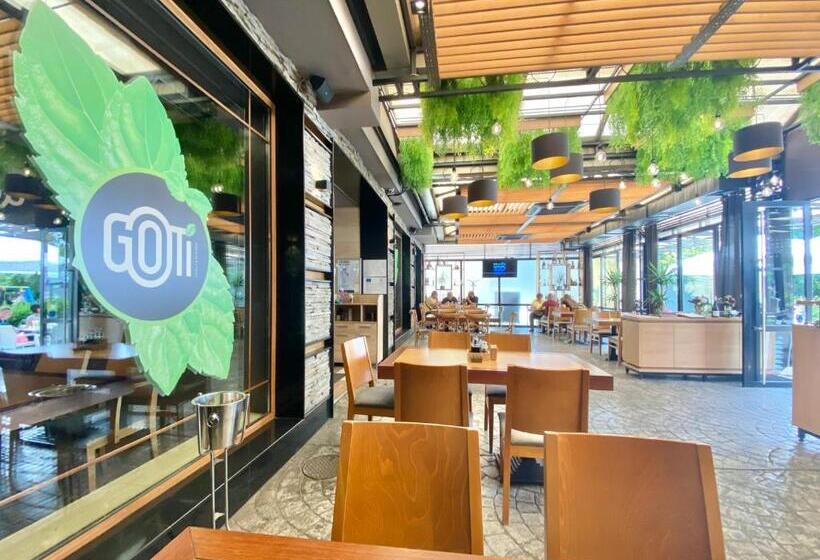 Bright Apartment For 5 Guests With Free Parking