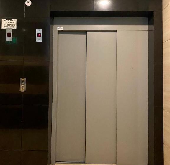 Bright Apartment For 5 Guests With Free Parking