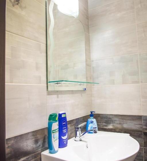 Bright Apartment For 5 Guests With Free Parking