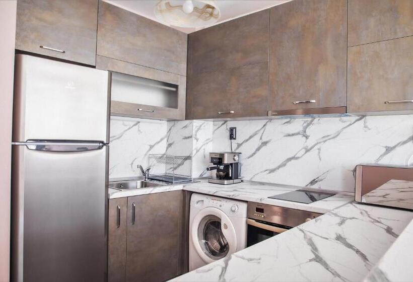 Bright Apartment For 5 Guests With Free Parking