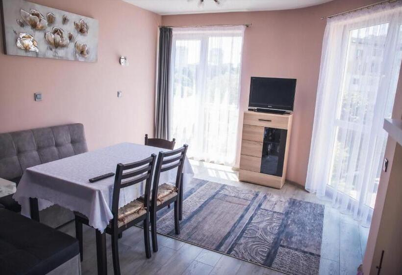 Bright Apartment For 5 Guests With Free Parking