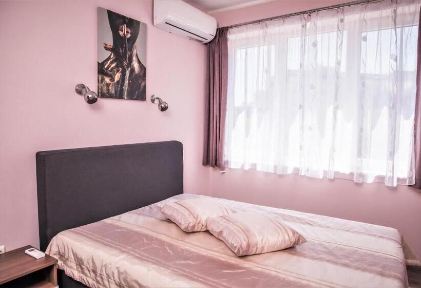 Bright Apartment For 5 Guests With Free Parking