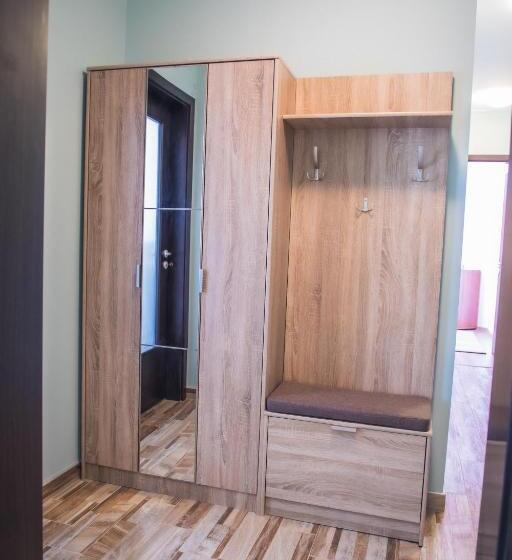 Bright Apartment For 5 Guests With Free Parking