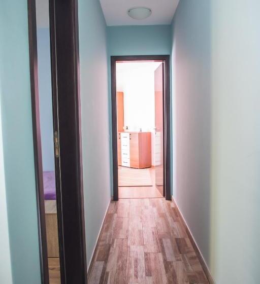Bright Apartment For 5 Guests With Free Parking