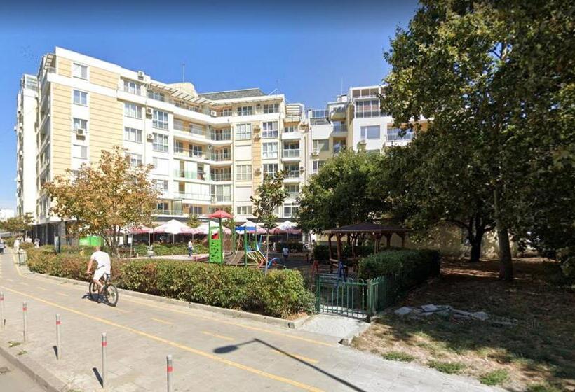 Bright Apartment For 5 Guests With Free Parking