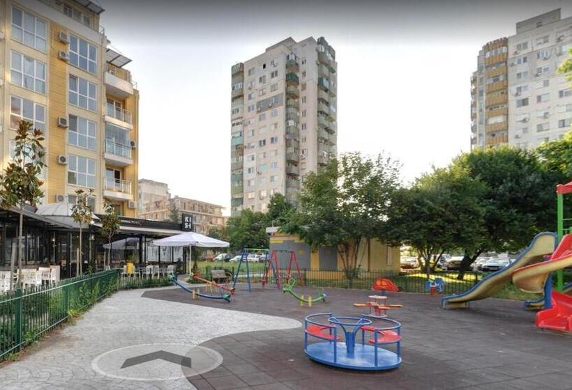 Bright Apartment For 5 Guests With Free Parking