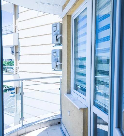 Bright Apartment For 5 Guests With Free Parking