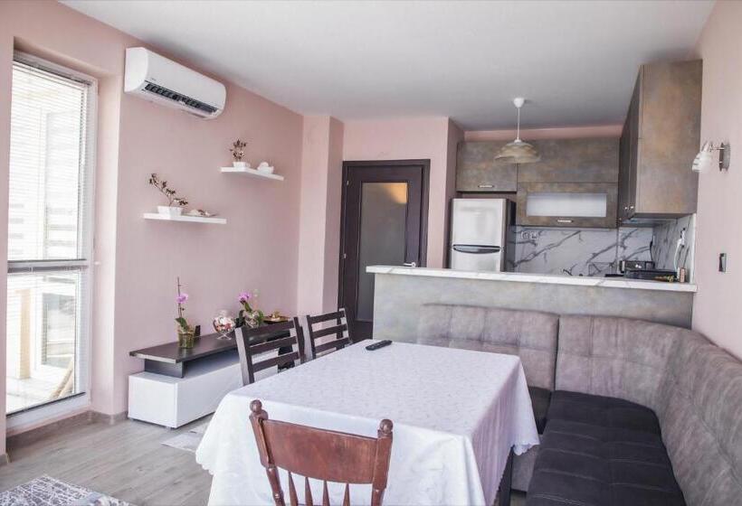 Bright Apartment For 5 Guests With Free Parking