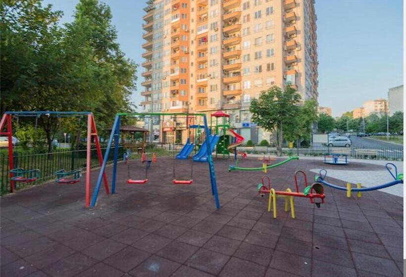 Bright Apartment For 5 Guests With Free Parking