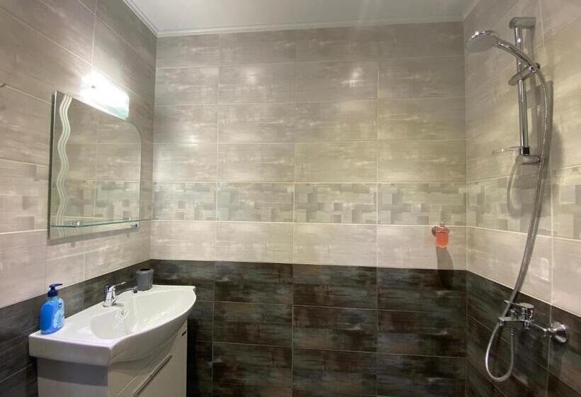 Bright Apartment For 5 Guests With Free Parking