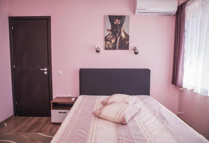 Bright Apartment For 5 Guests With Free Parking