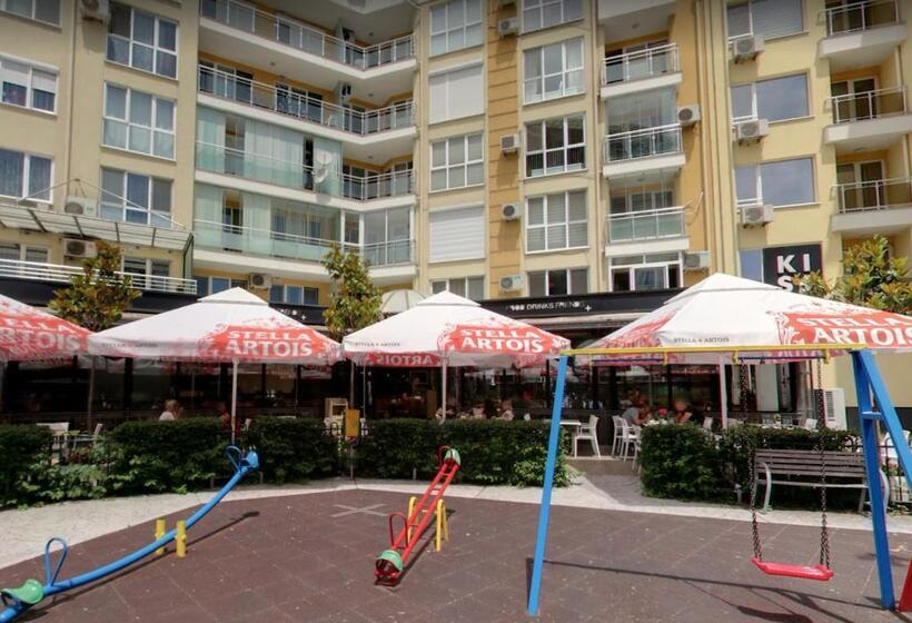 Bright Apartment For 5 Guests With Free Parking