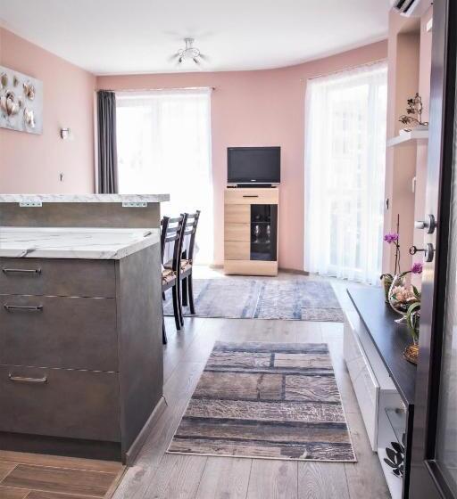 Bright Apartment For 5 Guests With Free Parking