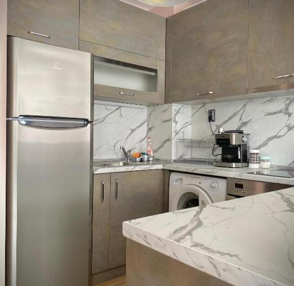 Bright Apartment For 5 Guests With Free Parking