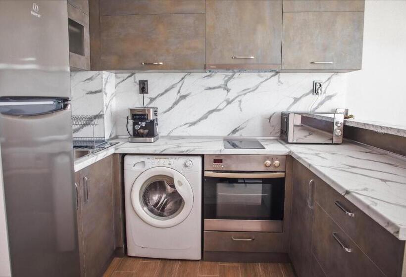 Bright Apartment For 5 Guests With Free Parking