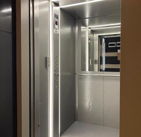 Bright Apartment For 5 Guests With Free Parking