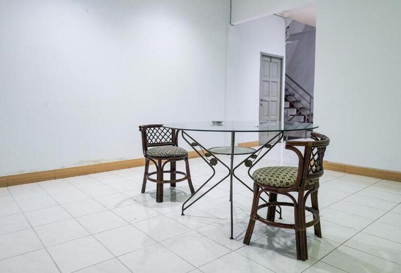 בית מלון כפרי Reddoorz Plus @ Jalan Iskandar Muda Medan