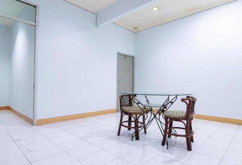 בית מלון כפרי Reddoorz Plus @ Jalan Iskandar Muda Medan