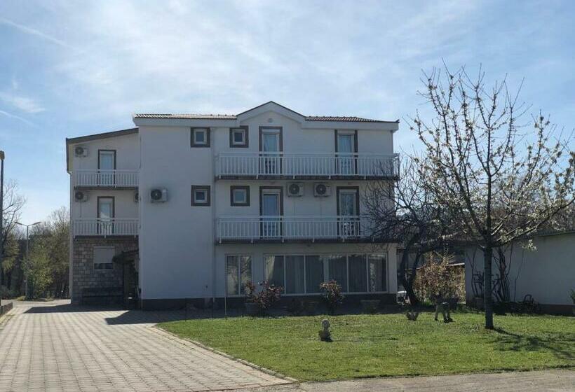 پانسیون Guesthouse Camp Zemo