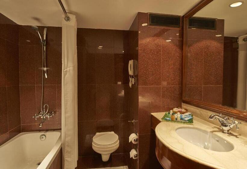 בית מלון כפרי Club Mahindra White Meadows Manali