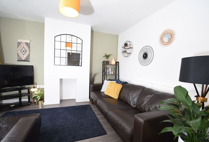 Cosy And Modern 2 Bed Family House In Abergele