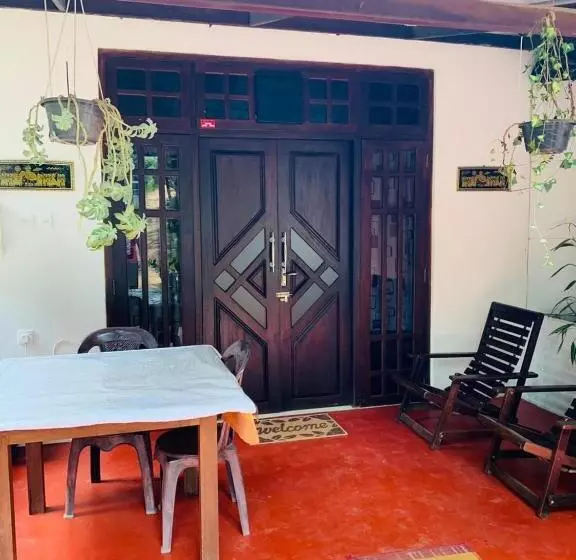 هاستل Little Cottage