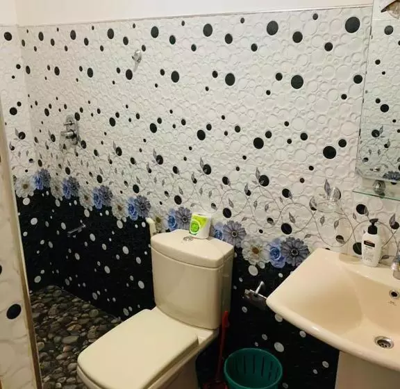 هاستل Little Cottage