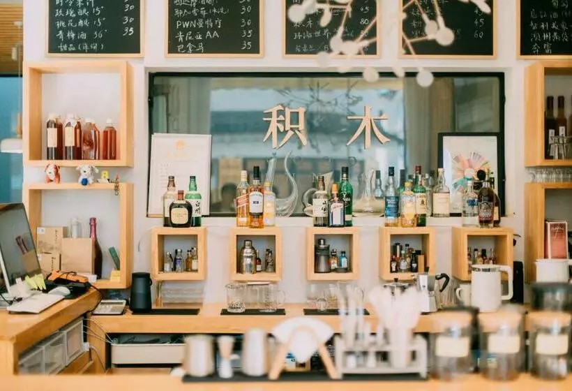 Hotelli Dali Blocks · Cafe & Travel