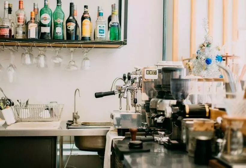 Hotelli Dali Blocks · Cafe & Travel