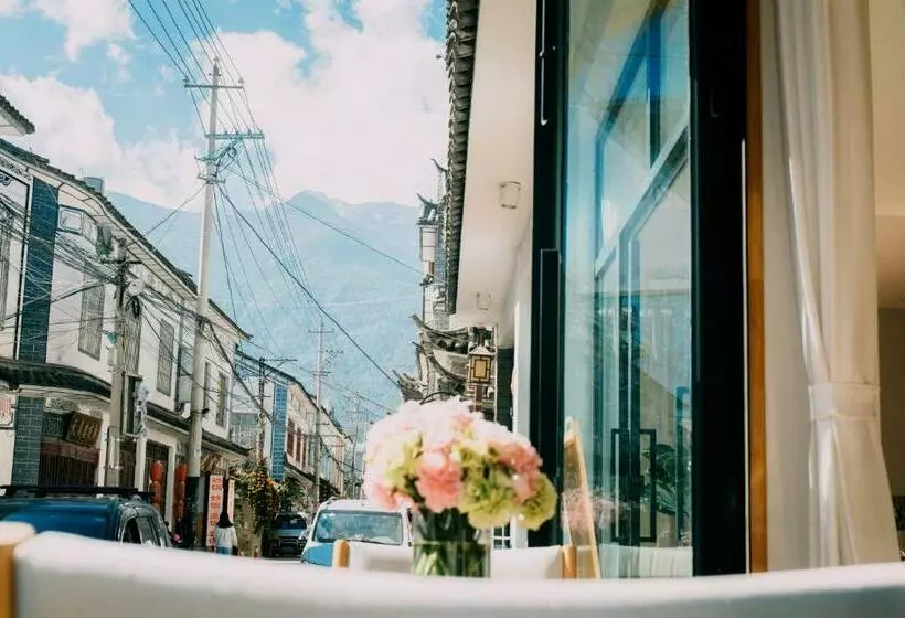 Hotelli Dali Blocks · Cafe & Travel