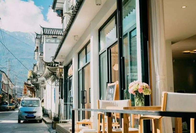 Hotelli Dali Blocks · Cafe & Travel