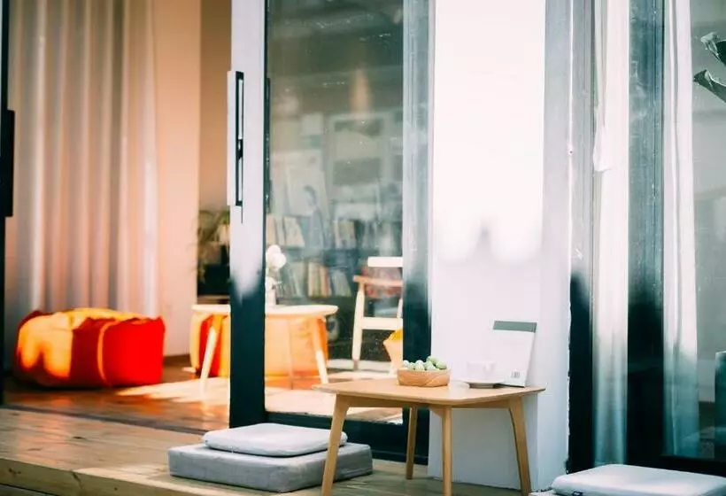 Hotelli Dali Blocks · Cafe & Travel