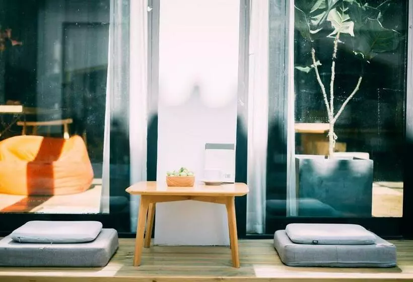 Hotelli Dali Blocks · Cafe & Travel
