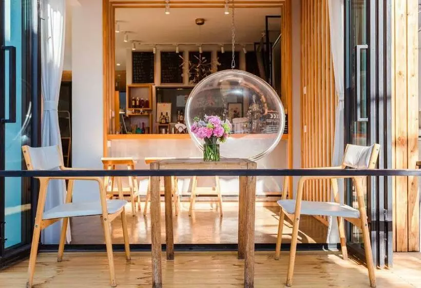Hotelli Dali Blocks · Cafe & Travel