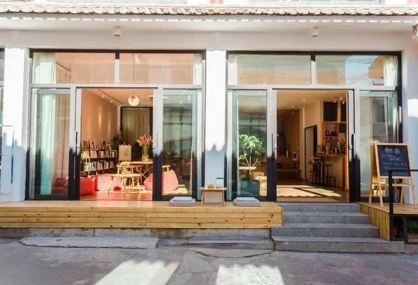 Hotelli Dali Blocks · Cafe & Travel