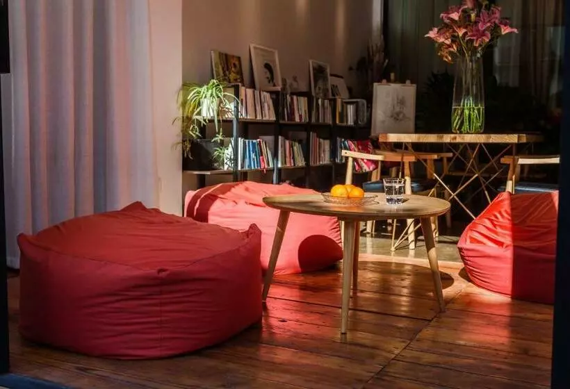 Hotelli Dali Blocks · Cafe & Travel
