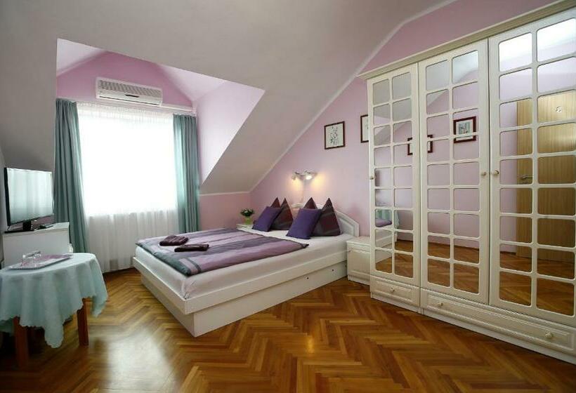 مبيت وإفطار Cecey Vendégház