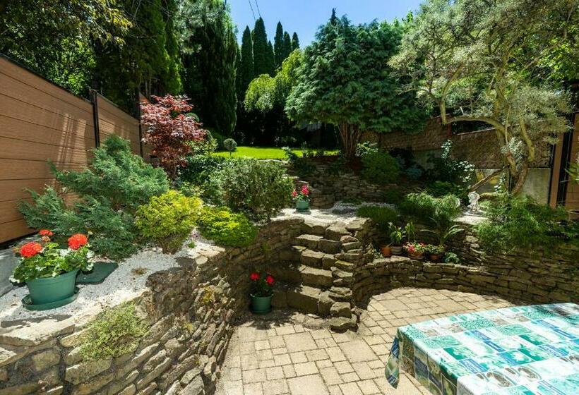 مبيت وإفطار Cecey Vendégház